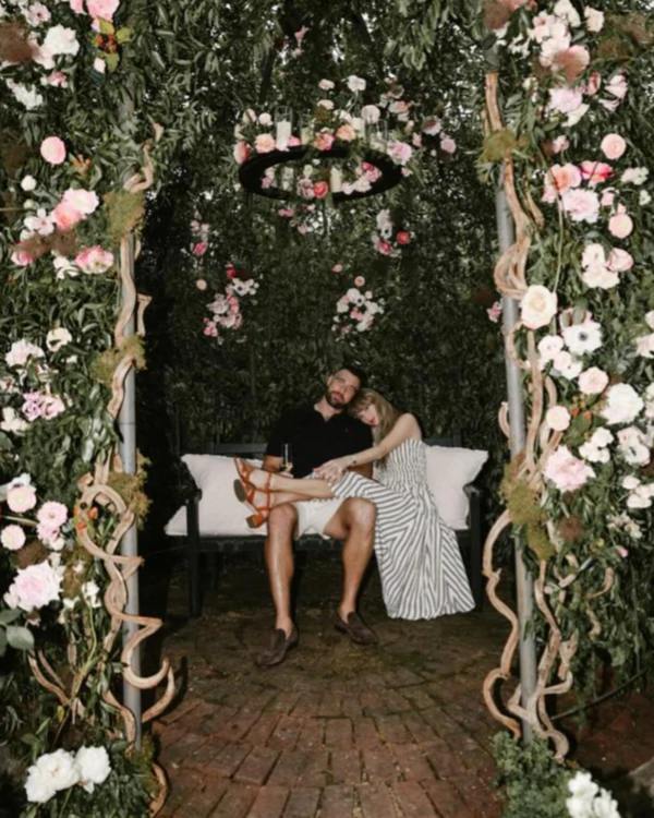 <em><span><a href="https://www.instagram.com/p/DN02niAXMM-/?img_index=1" target="_blank" rel="noopener noreferrer">Taylor Swift</a></span><span>&nbsp;</span>&amp;<span>&nbsp;</span><a href="https://www.instagram.com/p/DN02niAXMM-/?img_index=1" target="_blank" rel="noopener noreferrer"><span>Travis Kelce</span></a>&nbsp;</em>