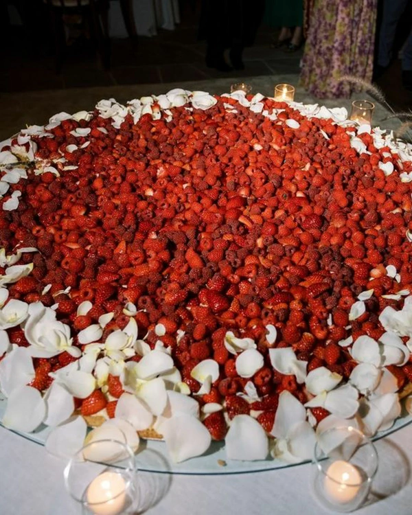 Trend: Giant Single-Tier Wedding Desserts