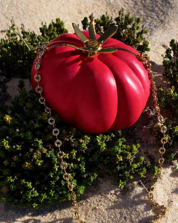 30 Fun & Novelty Clutch Ideas for the Bride Who Wants to Stand Out — photo 2