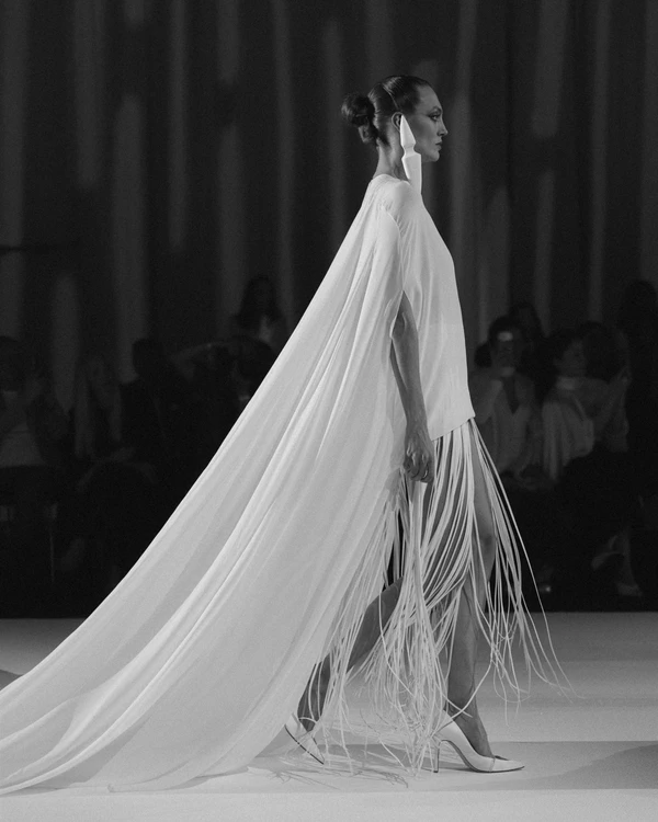 <a href="https://www.instagram.com/stephanerolland_bridal?igsh=eTU2ZGhnbXdubHpn">Stéphane Rolland</a>, Photography: <a href="https://www.instagram.com/tiposnet?igsh=N2ZwbWxjNWcxbHIy">Tipos</a>