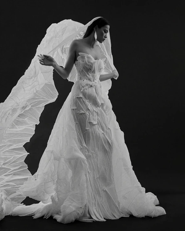 10 Ways to Style-Up Your Wedding Dress from Ceremony to Reception — photo 2