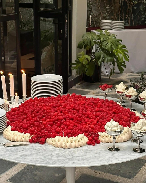Trend: Giant Single-Tier Wedding Desserts