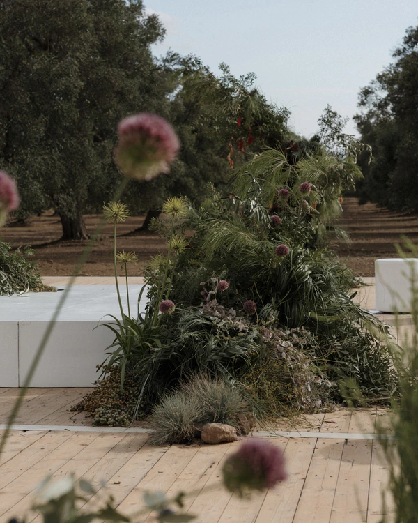 An Immersive Wedding in Puglia with Sculptural Tables and Artful Florals — photo 2