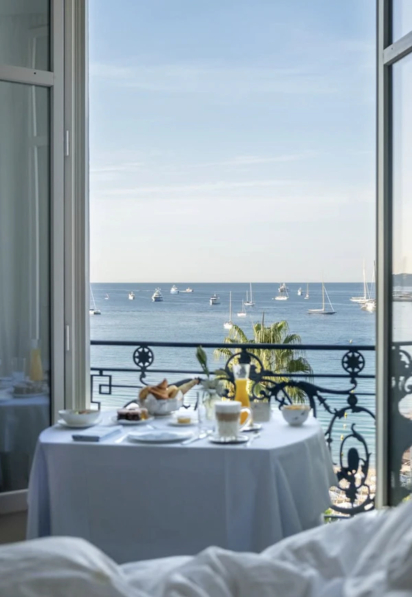 <a href="https://www.instagram.com/p/DRCpFV1DBlC/?img_index=2">Carlton Cannes</a>