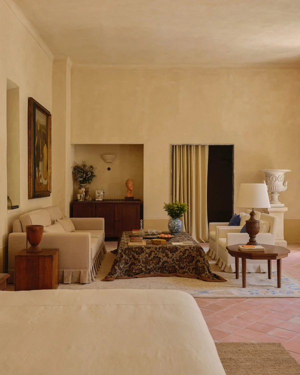 <a href="https://www.instagram.com/p/DWgtc2cDM4c/?hl=en&img_index=1">Hôtel du Couvent</a>