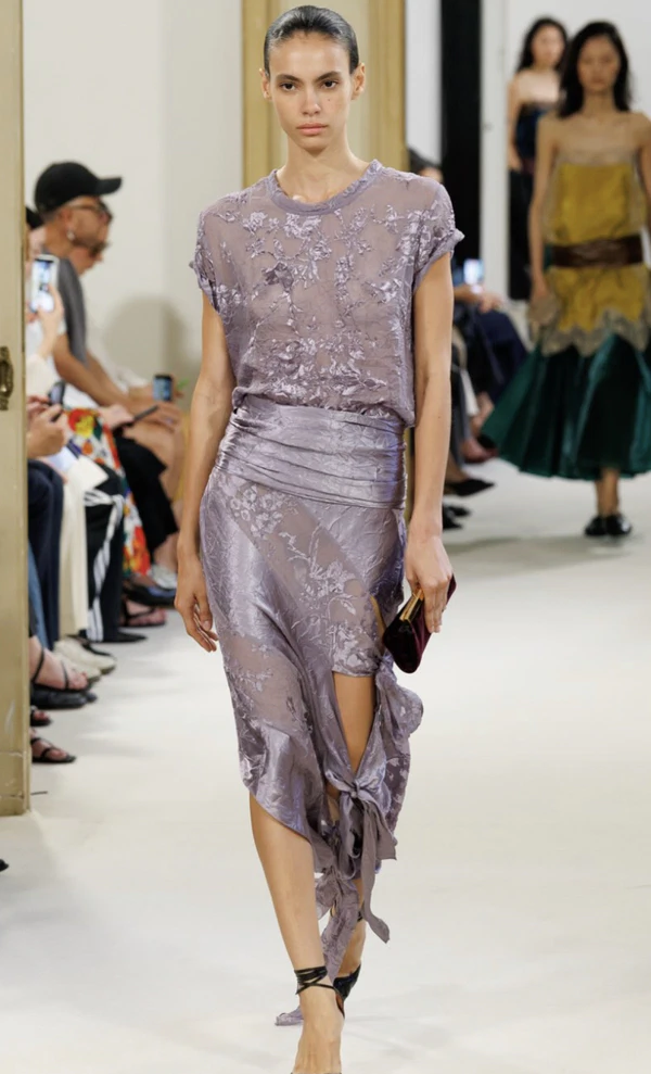 <a href="https://www.instagram.com/p/DdrpSKZHCtV/?img_index=8">Alberta Ferretti</a>