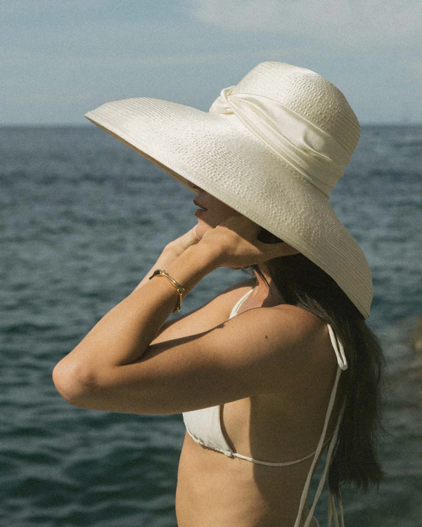 A Glamorous Seaside Wedding Evocative of a Classic Italian Film