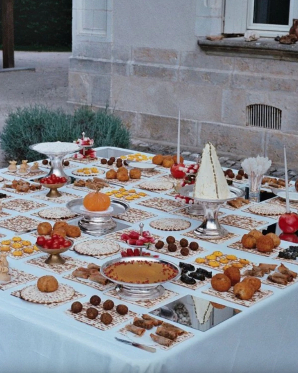 35 Chic Ideas to Style Your Wedding Dessert Tables — photo 1