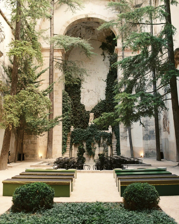 <a href="https://thewed.com/magazine/fusion-spanish-craft-and-modern-design-madrid" target="_blank">Photography: Días de Vino Y Rosas</a>