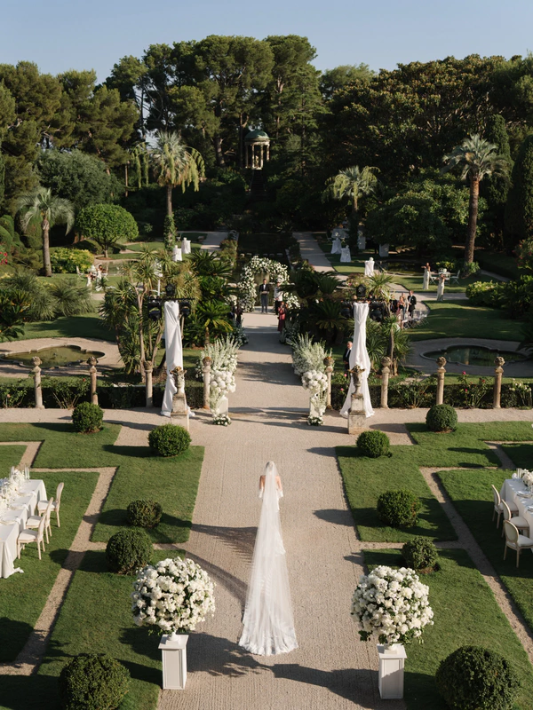 <a href="https://www.instagram.com/p/DaJAcX8lww7/?hl=en&amp;img_index=1">Leonie Hanne</a>, Photography: <a href="https://www.instagram.com/haute.weddings/">Haute Weddings</a>
