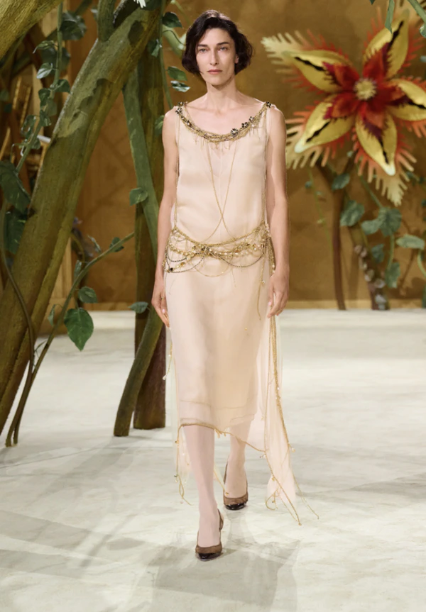 <a href="https://www.chanel.com/gb/haute-couture/26khc/look-54/">Chanel</a>