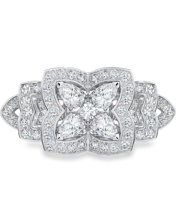 <a href="https://www.debeers.com/en-at/lotus-by-de-beers-white-gold-diamond-cocktail-ring/R103826.html">De Beers</a>