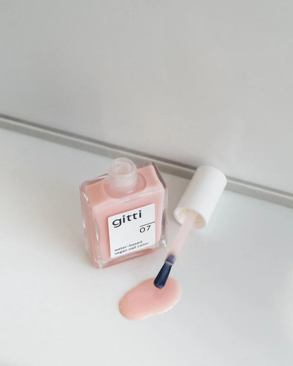 How to Keep Your Nails Strong, Healthy and Beautiful