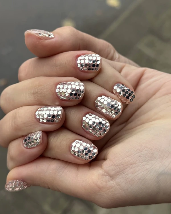 25 Show-Stopping Nail Design Ideas for New Year’s Eve 2025 — photo 2