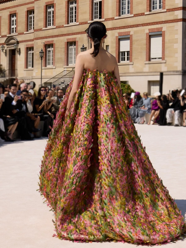 <a href="https://www.instagram.com/p/Dai2Lp7iI5o/?hl=en&amp;img_index=15">Balenciaga</a>