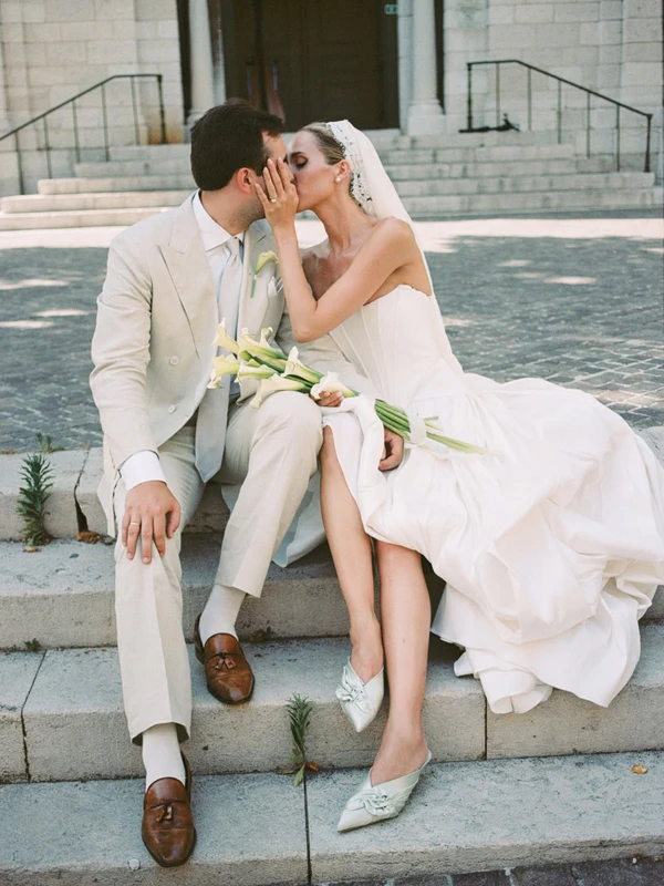 <a href="https://www.instagram.com/p/DVoY3PHjOa2/?img_index=1">Amandine Baron</a>, Photography: <a href="https://www.instagram.com/pinewoodweddings/">Pinewood Weddings</a>