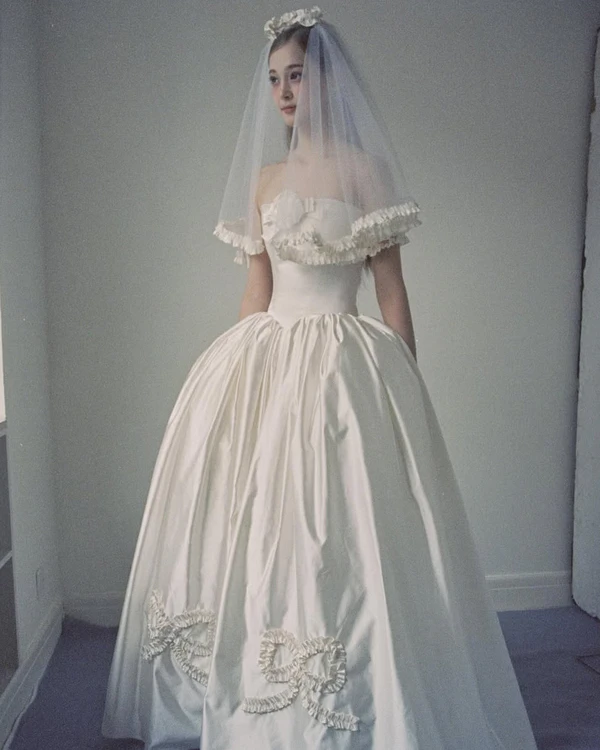 <a href="https://www.instagram.com/marrowbridal/p/DRfH1faDywP/?img_index=5">Marrow</a>