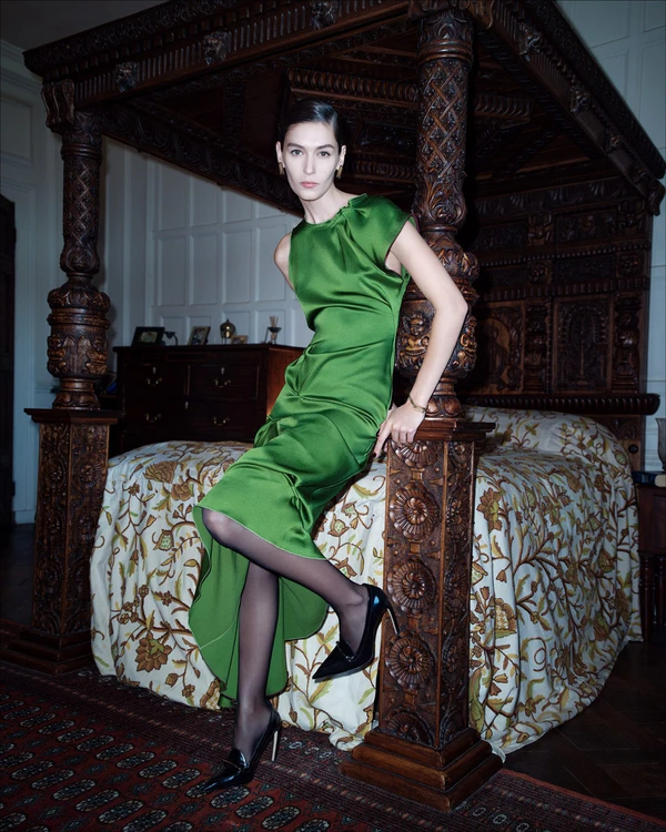40 Stunning Christmas Party Outfits for 2024