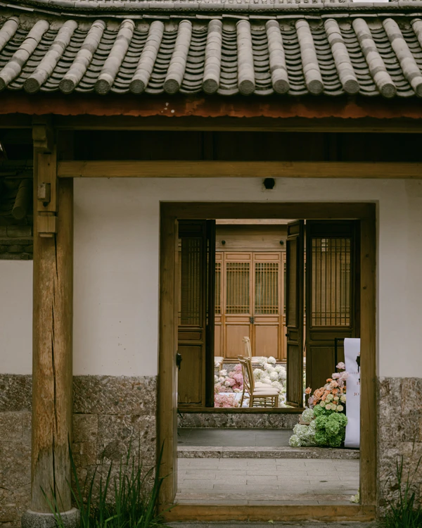 A Pastel-Drenched Chinese Celebration at Amandayan Amid the Mountainscapes of Lijiang