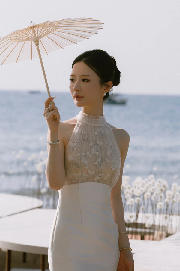 A Cinematic Beach Wedding in Vietnam with a Sunset Ceremony Framed by Dandelions