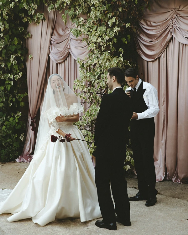 A Cinematic Wedding with Sculptural Installations & a Vibrant Palette in Sicily