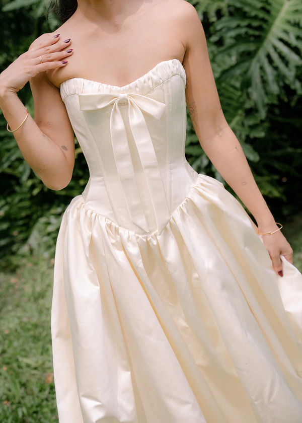A Bold & Artfully Designed Wedding on the Lush Tropical Shores of Oahu, Hawaii