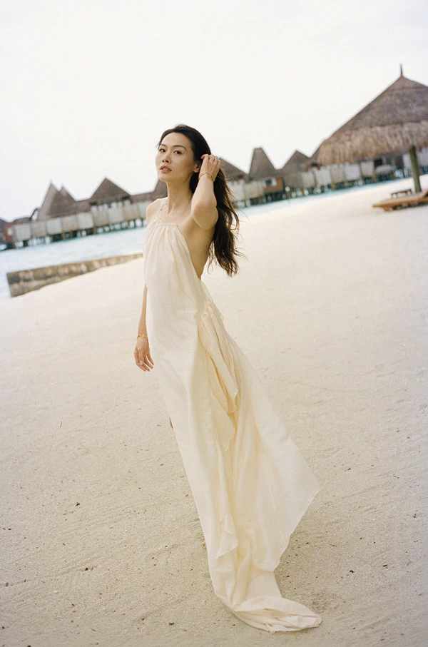 10,000 Lilies & Turquoise Waters Framed This Dreamy Beach Wedding in the Maldives