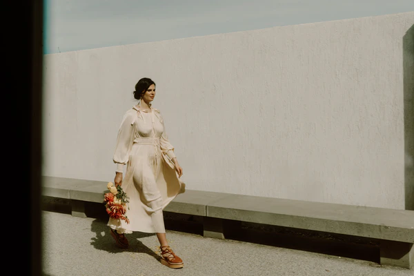 Ascetic Interiors and Modern Floristics in the Lovers Elopement Editorial — photo 5
