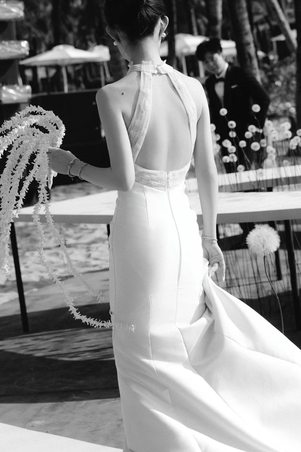 A Cinematic Beach Wedding in Vietnam with a Sunset Ceremony Framed by Dandelions