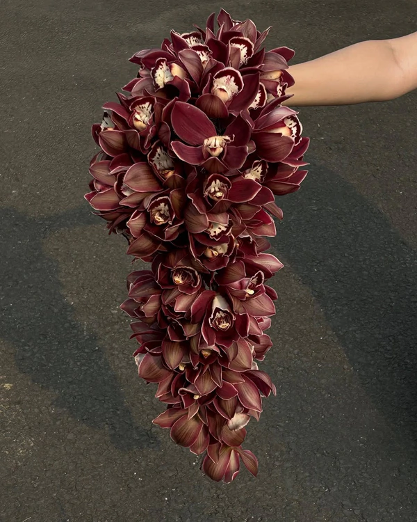 <a href="https://www.instagram.com/p/Dd8Eg5KmEZo/?img_index=1">Flower Me Knot</a>