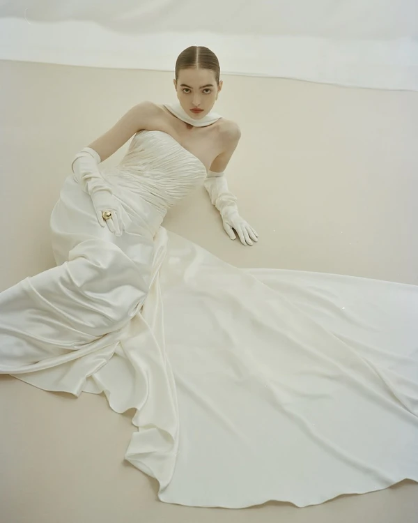 30 Breathtaking Bridal Dresses Perfect for a Wedding in Spain — photo 2