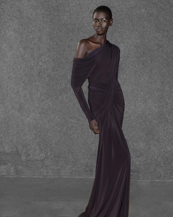 40 Stunning Christmas Party Outfits for 2024