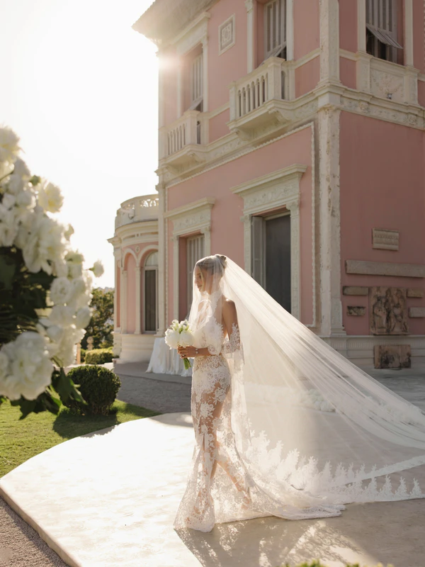<a href="https://www.instagram.com/p/DaJAcX8lww7/?hl=en&amp;img_index=1">Leonie Hanne</a>, Photography: <a href="https://www.instagram.com/haute.weddings/">Haute Weddings</a>