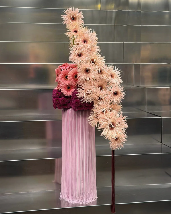 <a href="https://www.instagram.com/gosha.flowers/p/Db-1iNZAkeH/?img_index=2">Goshá</a>