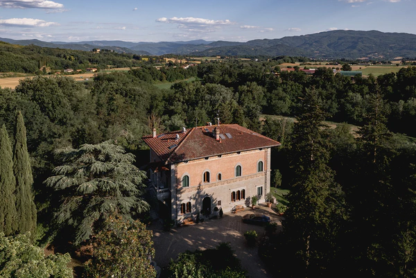 Pre-Wedding Photoshoot in a Picture-Perfect Italian Villa