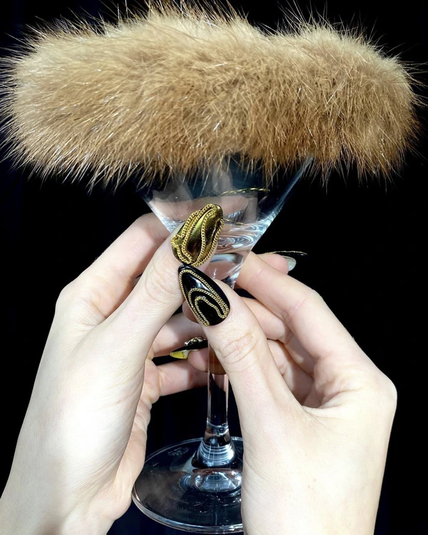 30 Nail Designs to Try This Holiday Season