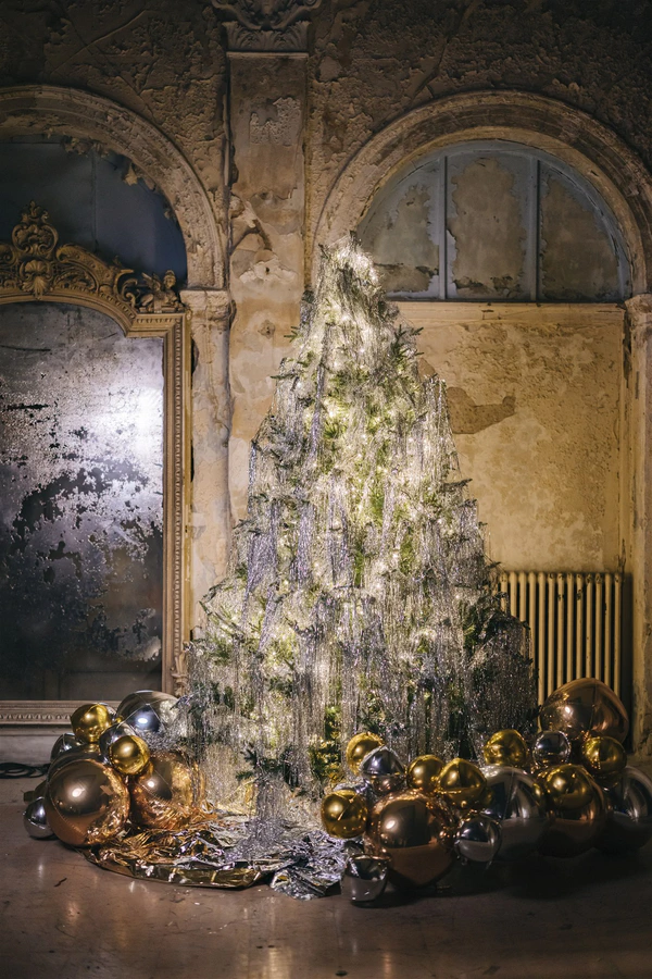 Christmas-Inspired Bridal Editorial in Antique Space — photo 3