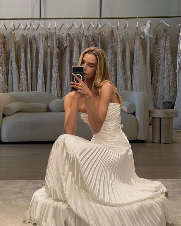 <a href="https://www.instagram.com/p/DVRBHbiiGcK/?img_index=2" target="_blank">Galia Lahav</a>