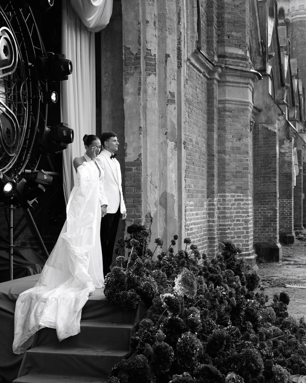 A Dreamlike Wedding with Enchanting Ballerinas & Art in a Historic Palace
