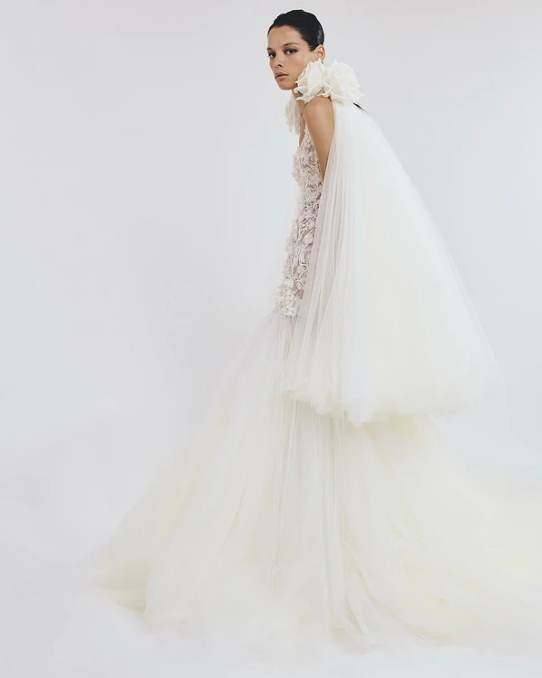 <a href="https://www.instagram.com/p/DMPrg-JN6QZ/?hl=en&amp;img_index=3">Giambattista Valli</a>