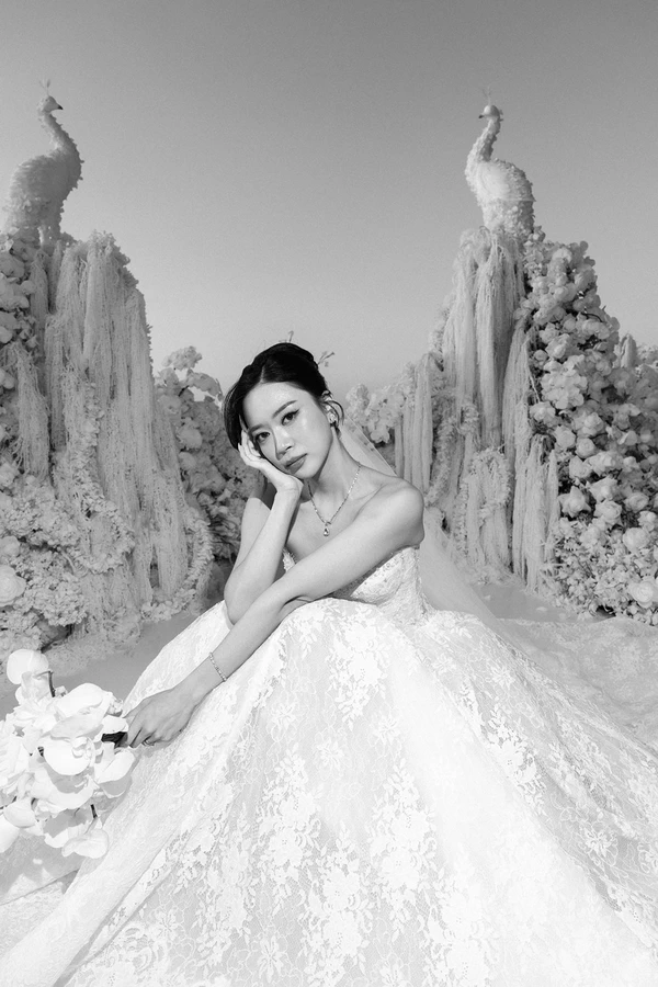 A Sculptural Floral Fantasy at This Intimate Black-Tie Wedding in Phuket — photo 1