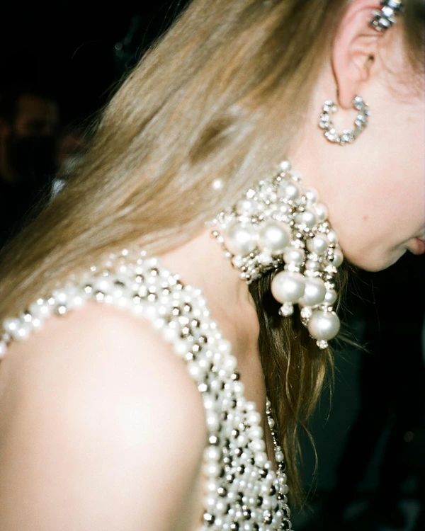 Statement-Making Fall/Winter 2022 Jewelry Trends Brides Will Love — photo 1