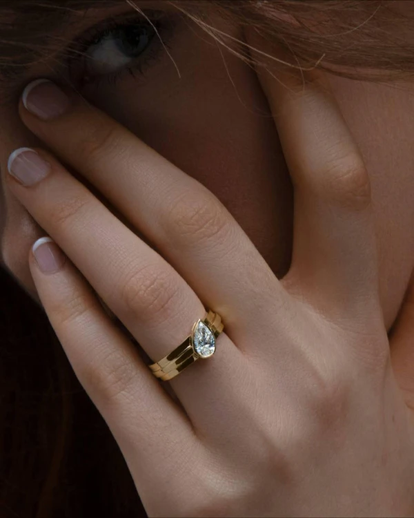 Ultimate Guide: Pear-Shaped Engagement Rings