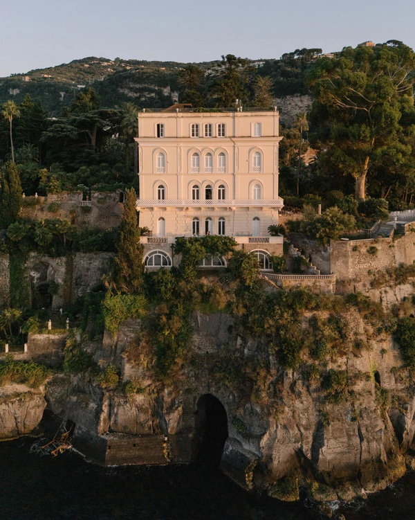 <a href="https://www.instagram.com/villa_astor/">Villa Astor</a>, Photography: <a href="https://www.instagram.com/p/DTf13FQjAR4/?img_index=9">Rosita Lipari</a>