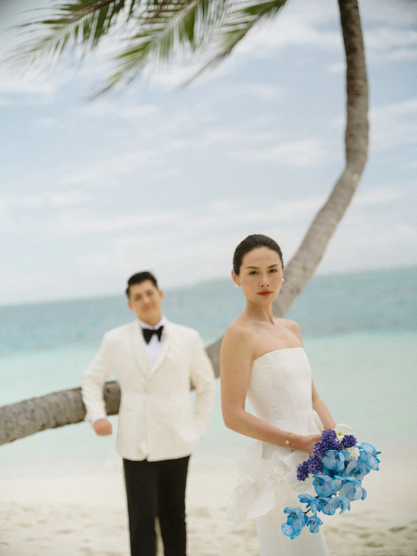 10,000 Lilies & Turquoise Waters Framed This Dreamy Beach Wedding in the Maldives