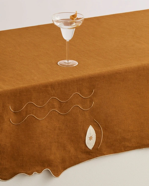 7 Brands for Unique Wedding Table Linens