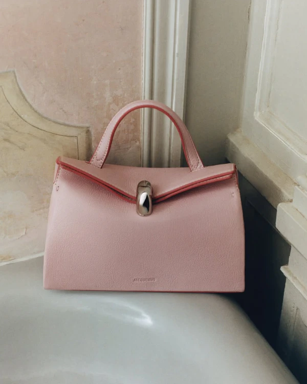 <a href="https://www.instagram.com/p/DRPuuIaCPeH/?img_index=1">Jacquemus</a>