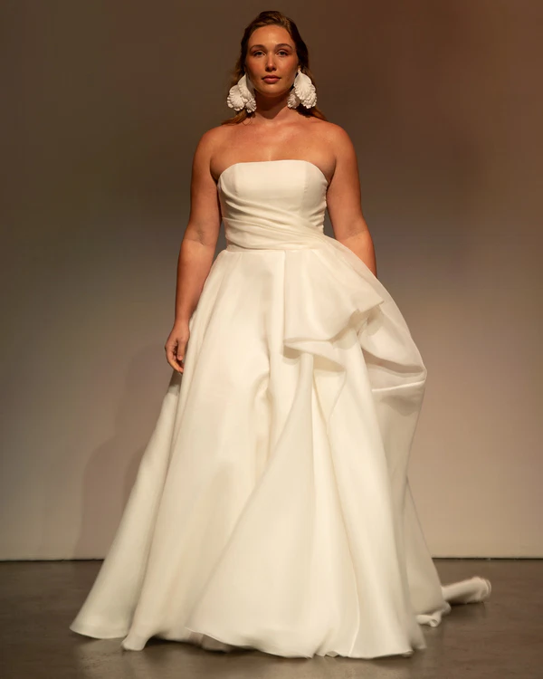 <a href="https://www.instagram.com/jennyyoonyc/">Jenny Yoo</a>, Photography: <a href="https://www.instagram.com/angelo_ries/">Angelo Ries</a>