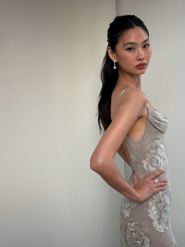 <a href="https://www.instagram.com/p/DYdFEGcjJm2/?img_index=2">Jenny Cho</a>