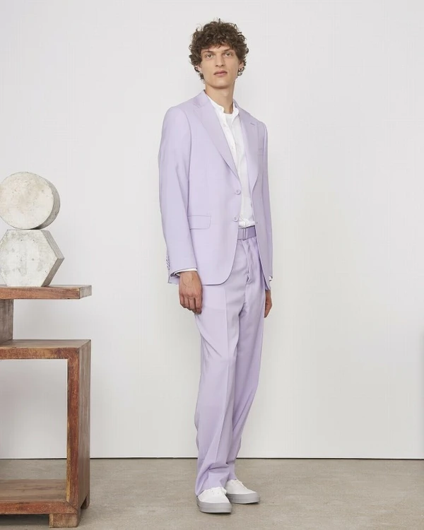 Colorful Suits for Grooms that are Perfect for Summer Wedding